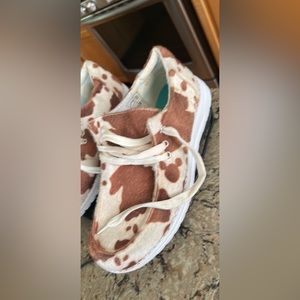 7 1/2 cow shoes. Bought tried to wear once. To small